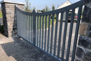 Inverted arched gate